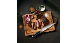 Napoleon Presidents Carving Set Limited Edition - 70039 -Napoleon || Broil King || Big Green Egg Sales 70039 cuttingboard steak knife in use full size 1000x563 1